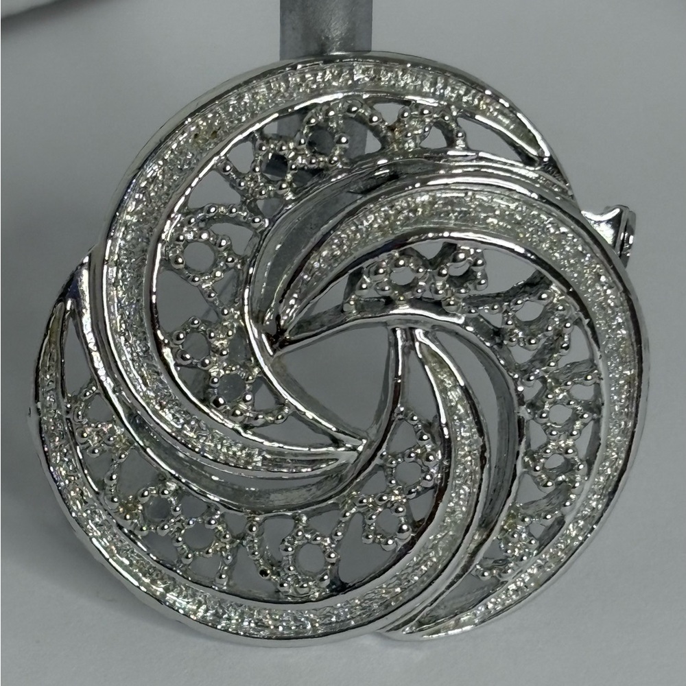 Gerrys Elegant Silver Swirl Pendant Vintage